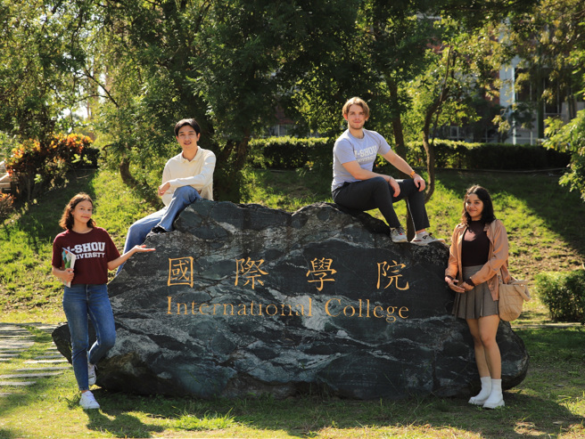 義守大學有來自40多國、近1500位境外生，校園如同「小型聯合國」，學術交流無國界。(照片/義守大學提供)