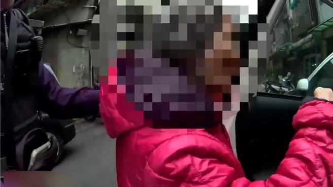 警方将老妇载回派出所休息，并查证其身分。(翻摄照片／林郁平台北传真）