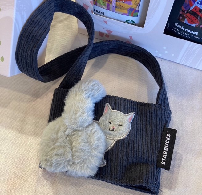 去年万圣节推出灰猫咪单杯提袋，曾引起抢购，今年再推粉猫仍卖翻。（记者杨雅婷／摄影）