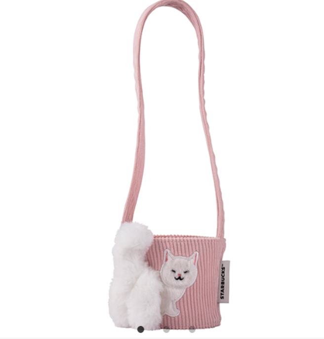 粉猫咪单杯提袋卖翻，原价350元，网路喊到3500元。（图／翻摄自星巴克官网）