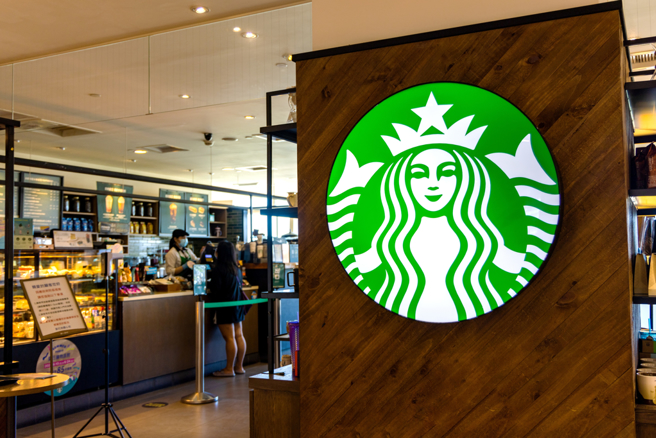 星巴克推出猫咪单杯饮料提袋，深受女性消费者及猫奴喜爱。（示意图，shutterstock／达志）