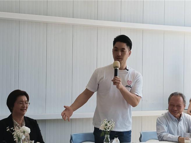 台北市长蒋万安（中）参访彰化酪农场，强调推动「生生有鲜奶」是创造三赢。（叶静美摄）