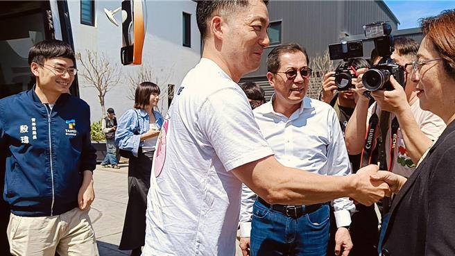 彰化县长王惠美（右）欢迎台北市长蒋万安（左）参访彰化酪农场。（叶静美摄）