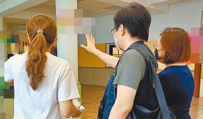 新北市三重区私立学仕幼儿园林姓教保员涉虐待4名幼童，命令幼童做拱桥2至3小时，还将美工刀放在幼童背部下方，又涉处罚幼童跳一小时跳绳、不给食物。图为教育局到场稽查。（新北市教育局提供）