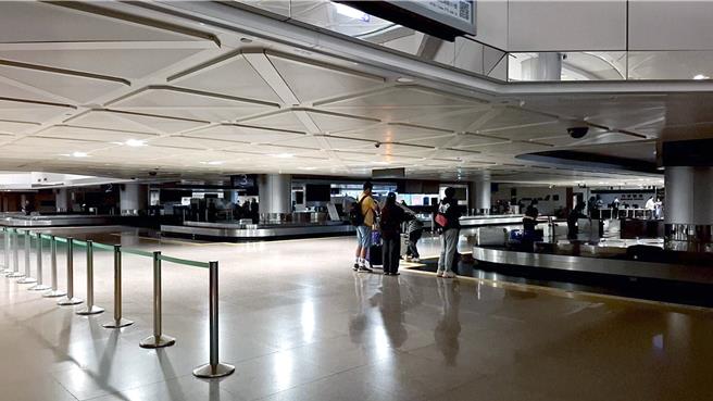 桃园机场12日突然停电，第二航厦部分区域陷入一片漆黑。（民眾提供）