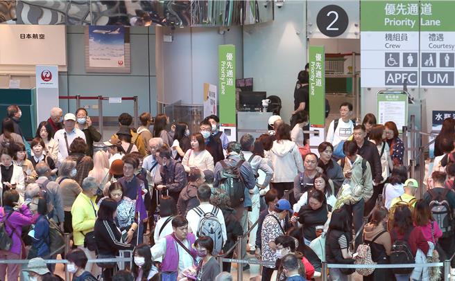 桃园机场12日突然停电，大批旅客塞爆第二航厦出境大厅。（范扬光摄）