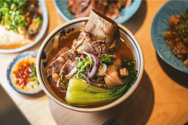  「有趣市集｜呷麵奇市」邀请到桃园排队名店「牛山．牛肉麵．烧肉饭」，将带来「招牌清炖牛肉麵」及两道市集限定料理。（有趣市集提供／徐梓榕台北传真）