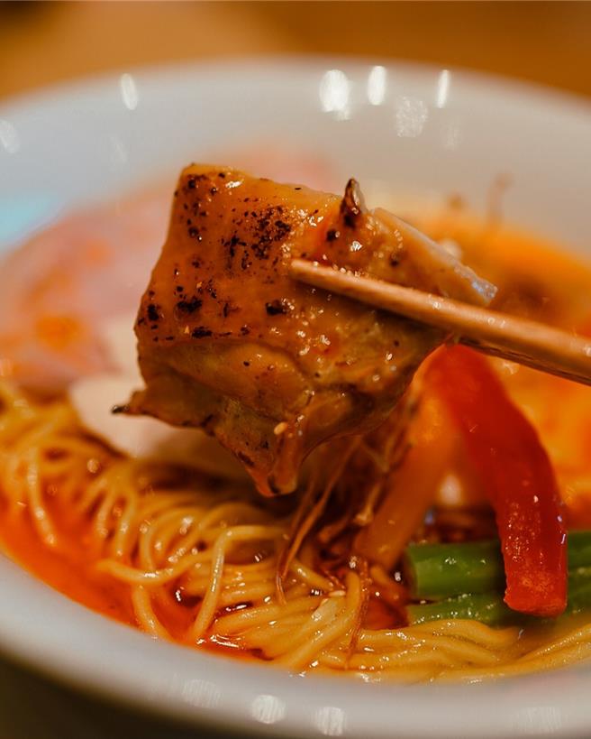  「有趣市集｜呷麵奇市」的「旨燕」与子弟品牌「炙燃麵所」联手，打破传统水鸡框架，推出市集限定的「27号·水鸭酱油拉麵」。（有趣市集提供／徐梓榕台北传真）