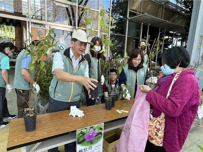 林业保育署南投分署12日植树节在辖内7个据点举行「捐发票换树苗」活动，吸引大批民眾排队响应。（杨静茹摄）