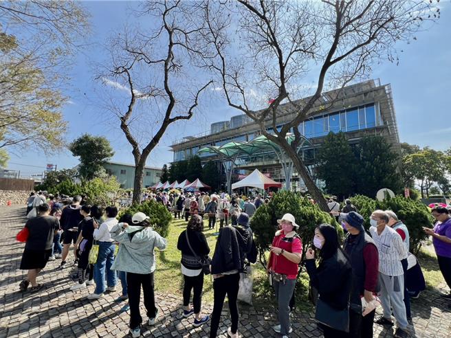 林业保育署南投分署12日举行「捐发票换树苗」活动，不到10点响应民眾已经大排长龙。（杨静茹摄）