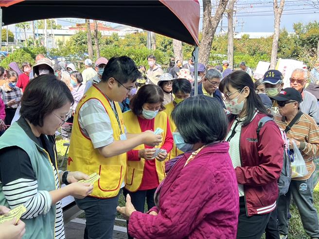 林业保育署南投分署植树节举行「捐发票换树苗」活动，帮助弱势团体募得4500张发票。（杨静茹摄）