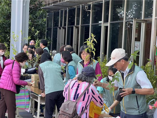 林业保育署南投分署提供月橘、厚叶石斑木、山黄栀、桃金娘、野牡丹、金毛杜鹃、乌来杜鹃、山芙蓉共8种树苗供换取。（杨静茹摄）