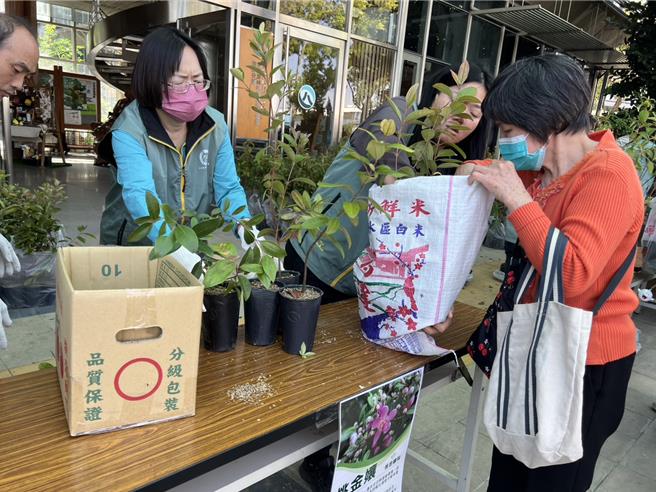 参加活动民眾换取桃金娘，认为桃金娘不只是蜜源植物，其果实还能酿酒做果酱，用途广泛。（杨静茹摄）