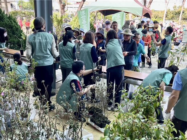 林业保育署南投分署12日植树节提供9000株台湾原生树苗供换取，约1小时许兑换一空。（杨静茹摄）