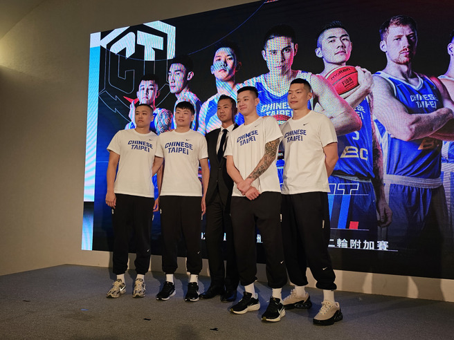 PLG好手台北富邦勇士周桂羽（右起）、桃园璞园领航猿卢峻翔、联盟副会长陈建州、领航猿关达佑及勇士陈又玮，一同出席12日中华队亚洲杯男篮资格赛第二轮附加赛记者会。（陈筱琳摄）