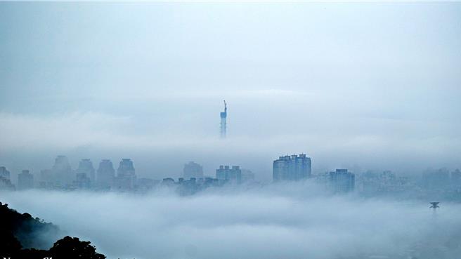 淡水笼罩在云海中，淡江大桥主桥塔非常明显。（张连荣提供）