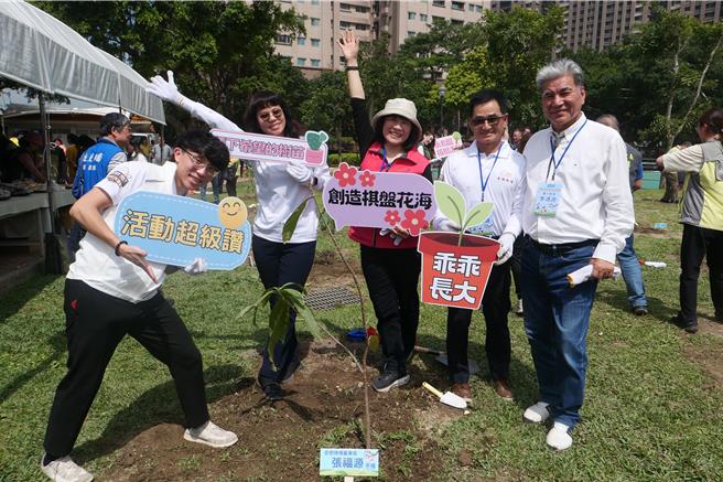 适逢 国父孙中山先生逝世一百周年纪念，新北市永和区公所今上午10点30分将在仁爱公园举行「手植希望、心栽永和」的植树节活动。（永和区公所提供）