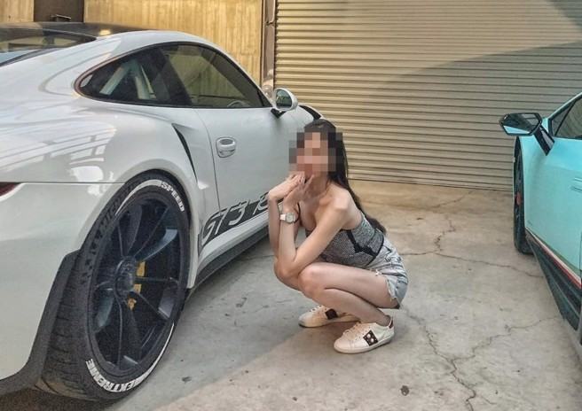 网友起底家寧的妹妹，年纪轻轻就买千万豪车，手戴名表，社交平台上不断炫富。（翻摄爆废公社）