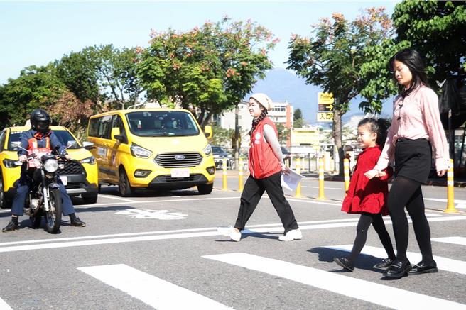 交通部长陈世凯今日接受媒体专访时表示，行人在斑马线上被撞伤、撞死，「这个绝对是国耻」，未礼让行人而肇事的罚则，今年会推动加严。（示意图／本报资料照）