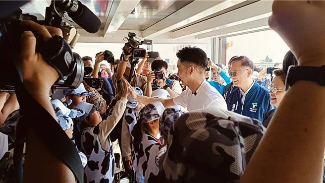 台北市长蒋万安参访彰化酪农场，受到当地学童欢迎。（叶静美摄）
