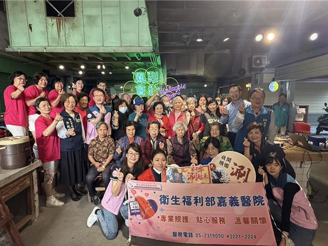 嘉义医院垂杨里健康关怀站今天揭牌，社区民眾热情参与。（嘉义医院提供／廖素慧嘉市传真）