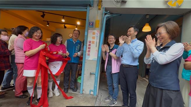 嘉义医院垂杨里健康关怀站今天由院长庄仁宾、里长黄琮荣揭牌。（嘉义医院提供／廖素慧嘉市传真）