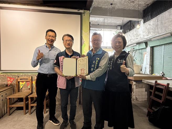 嘉义医院院长庄仁宾、垂杨里长黄琮荣为垂杨里健康关怀站揭牌。（嘉义医院提供／廖素慧嘉市传真）