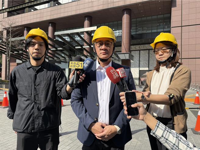 新光三越公关协理张家齐（中）说明目前善后进度。（新光三越提供／冯惠宜台中传真）