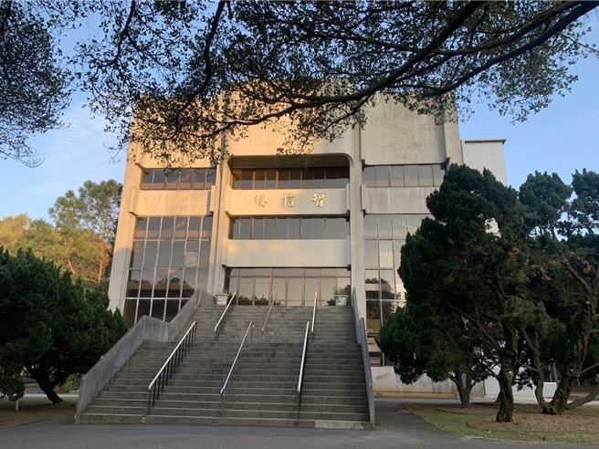 中原大学「中正楼」即日起更名为「智信楼」，引发关注，校方强调是依法行政。不过有学生认为，改不改根本没差，更有学生酸「只是变成民进党喜欢的样子。」也有学生认为，改名是为了去政治化。（赖佑维摄）