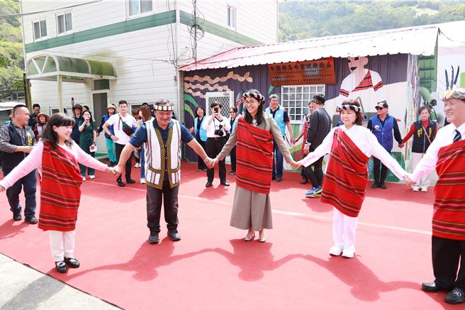布蘭部落希望健康廚房12日啟用，南投縣長許淑華、林增連慈善基金會董事長林嘉琪、中國醫藥大學附設醫院院長周德陽等人手舞足道慶祝。（南投縣政府提供／楊靜茹南投傳真）