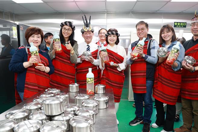 南投縣長許淑華、林增連慈善基金會董事長林嘉琪、中國醫藥大學附設醫院院長周德陽等人進入布蘭部落希望健康廚房參觀，享用特調蔬果汁。（南投縣政府提供／楊靜茹南投傳真）