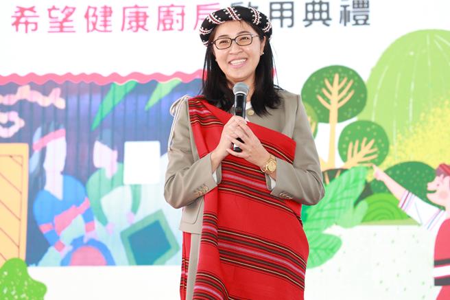 南投縣長許淑華歡喜出席布蘭部落希望健康廚房啟用典禮，認為小小的廚房，端出了大大的希望。（南投縣政府提供／楊靜茹南投傳真）