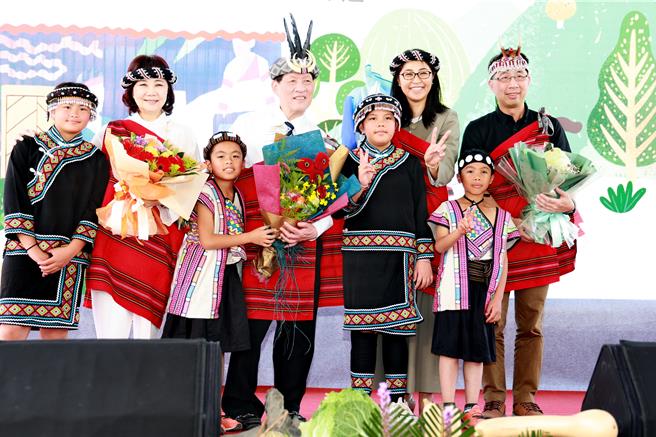 布蘭部落孩子感謝中國醫藥大學附設醫院攜手企業及社福團體提升部落的廚房設施。（南投縣政府提供／楊靜茹南投傳真）