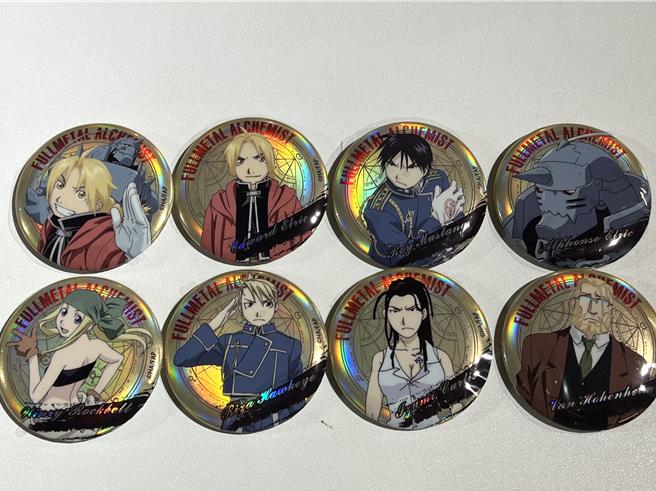 《鋼之鍊金術師BROTHERHOOD》快閃店引進收藏類的「雙閃鐳射盲抽徽章」，150元。（徐梓榕攝）