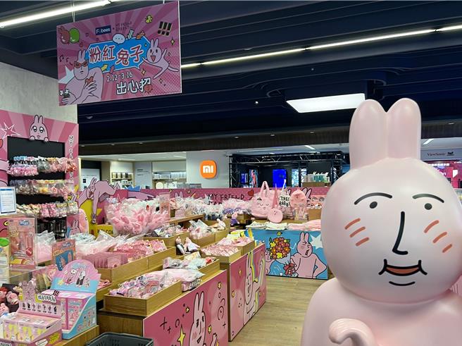  「粉紅兔子My Friend Rabbit」以幽默風趣畫風，搭配冷嘲熱諷時事梗深受粉絲喜愛。（徐梓榕攝）