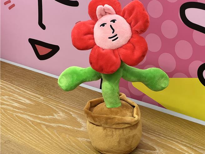 「粉紅兔子My Friend Rabbit」快閃店推出逗趣的「搖搖花朵玩偶」，650元。（徐梓榕攝）