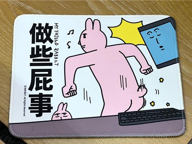 「粉紅兔子My Friend Rabbit」引進的滑鼠墊結合笑梗，適合放在辦公室，100元。（徐梓榕攝）