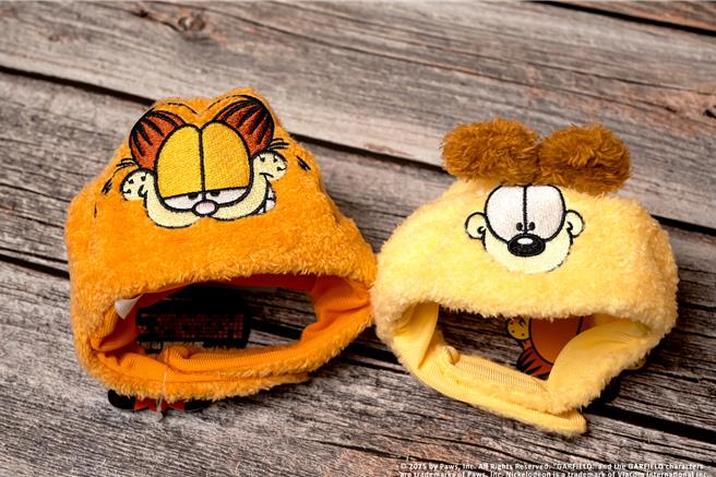  加菲貓快閃店推出造型寵物頭套，可讓毛小孩化身加菲貓與歐弟，380元。（WeTrust信賴互動行銷有限公司提供／徐梓榕台北傳真）