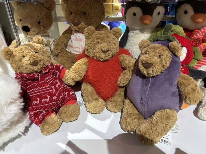  被譽為「玩偶屆精品」的英國知名玩偶品牌Jellycat，推出療癒又質感舒服的毛絨娃娃，成為近年不少成人的愛。（讀者提供／徐梓榕台北傳真）
