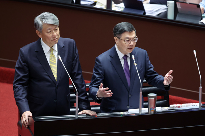 立法院11日審查總預算覆議案，針對立委傅崐萁質詢各部會的預算增加多少？有沒有窒礙難行的部分？經濟部長郭智輝(左1)上台時備詢時回答不出、沉默不語，引發熱議。行政院長卓榮泰(右)也被酸「國王的新衣」。（資料照／姚志平攝）