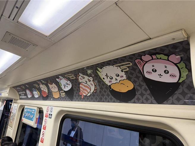 捷运车厢内也有可爱的吉伊卡哇图案，陪粉丝度过烦闷的通勤时光。（摘自台北捷运官网／徐梓榕台北传真）