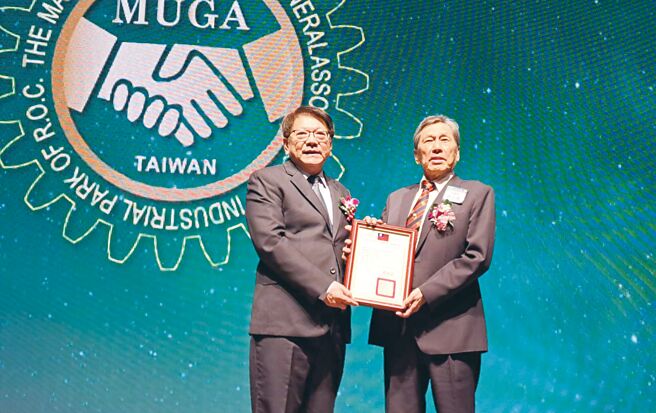 总统府秘书长潘孟安（左）代表政府颁发理事长当选证书予许正云理事长（右）。图／黄全兴