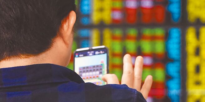 台指期下跌415點收22,031點，期現貨逆價差增至40.09點，外資淨空單增加3,071口至高檔區45,697口。圖／本報資料照片