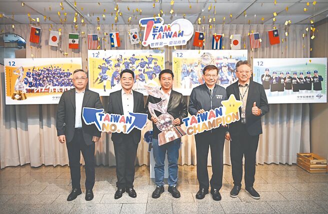 立法院交通委員會視察郵政博物館，於「Team Taiwan」郵票看板展示區合影。圖／中華郵政提供