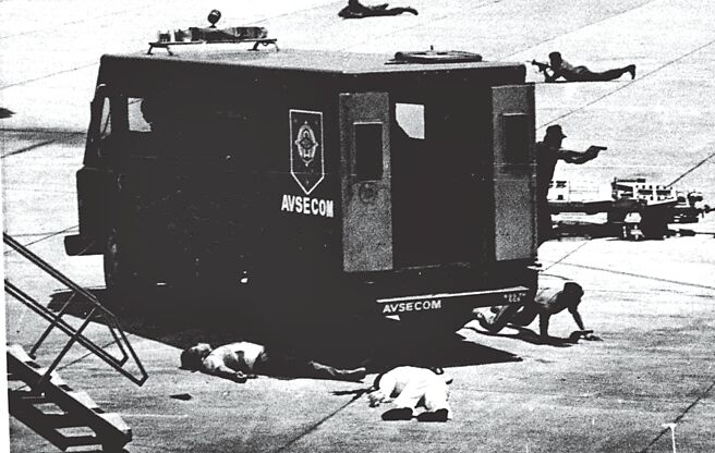 1983年，时任菲律宾参议员的艾奎诺刚从美国流亡回国，准备挑战当时的独裁者马可仕，但一下飞机就被枪杀。（美联社）