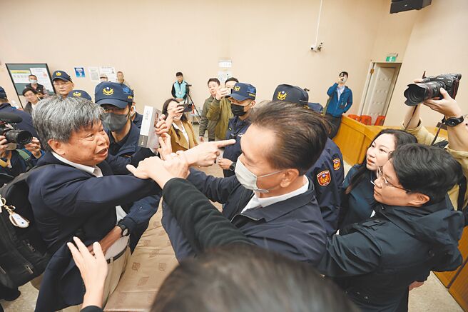 社子岛区段徵收事业计画公听会，政大地政系教授徐世荣（左一）与国民党台北市议员林杏儿（右二）爆发激烈口角。（杜宜谙摄）