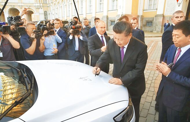 面對大陸汽車低價傾銷與高市占率，俄羅斯1月將類似關稅的汽車「回收費」提高至約7500美元，收費較去年9月上漲超過兩倍。圖為大陸國家主席習近平2019年6月在莫斯科同俄羅斯總統普丁參觀長城汽車圖拉州工廠下線汽車展。（中新社）