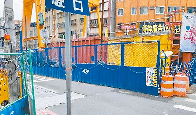 捷运万大线第1期道路施工围篱布设于车站、通风竖井、中央避车线及明挖覆盖段，各段长度约2.3公里。台北市捷运局预计2026年5月至12月，分段退缩復旧捷运万大线6条道路围篱，还路于民。（本报资料照片）
