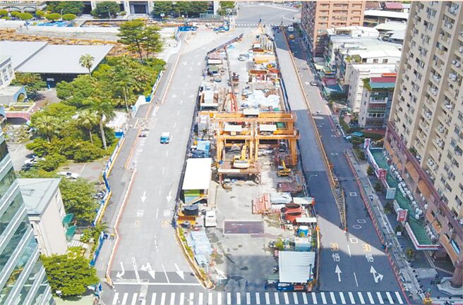 捷运万大线第1期道路施工围篱布设于车站、通风竖井、中央避车线及明挖覆盖段，各段长度约2.3公里。台北市捷运局预计2026年5月至12月，分段退缩復旧捷运万大线6条道路围篱，还路于民。（新北捷运局提供／高钧麟新北传真）