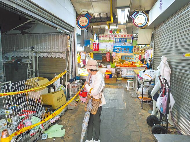 台中市西区第五公有零售市场5日发生火警，目前有9成以上店家恢復营业，但仍有12家商家与摊位受影响仍无法做生意。（李京升摄）